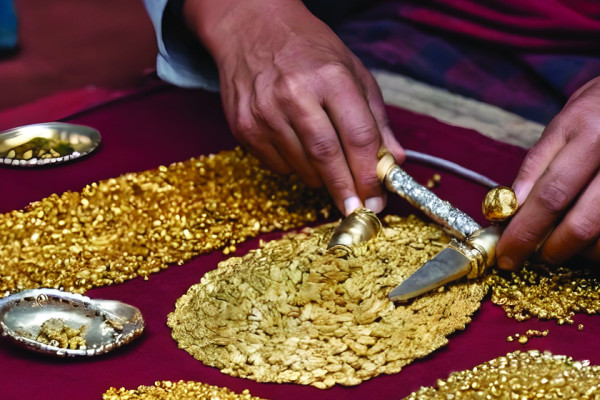 दुई हजारले घट्यो सुनको मूल्य